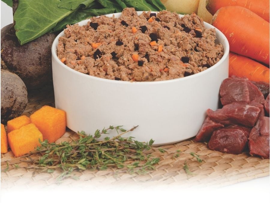 Wunderdog Beef with Beetroot fresh dog food in white bowl surrounded by raw ingredients - beetroot, carrots, sweet potato, veal, and fresh herbs. Guaranteed analysis: 14% protein, 6% fat, 1,145 kcal/kg - lowest calorie recipe for weight management