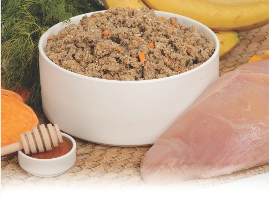 Wunderdog Turkey with Honey fresh dog food in white bowl with raw ingredients - turkey breast, honey, sweet potato, dill, and bananas. Guaranteed analysis: 14.3% protein, 6% fat, 1,408 kcal/kg - lean protein for blood sugar balance